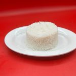 Plato pequeno con arroz blanco.